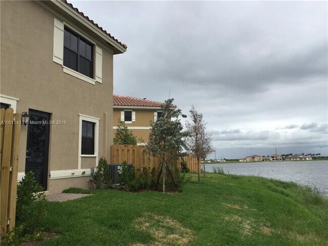 Foto del edificio - 8460 Lake Majesty Ln