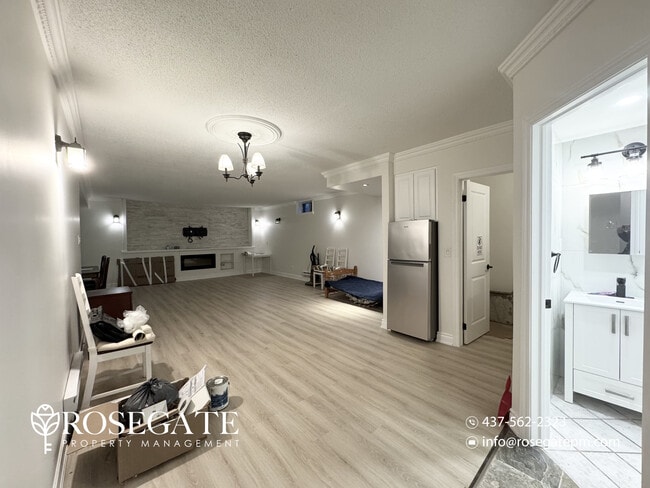 Building Photo - Spacious Open-Concept Studio Basement Apar...