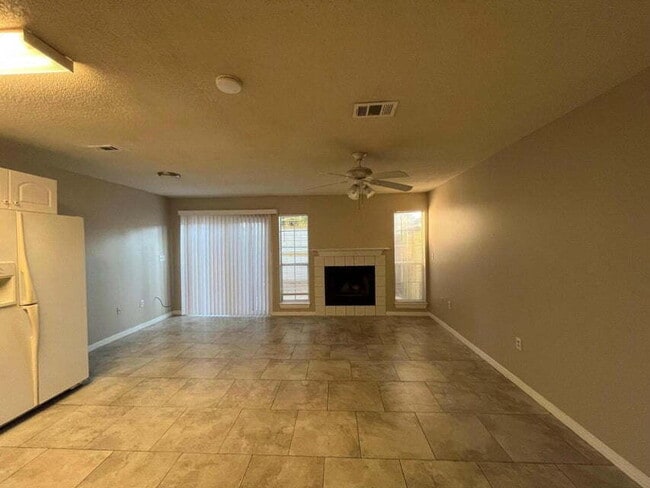 Building Photo - "Charming 3-Bedroom Townhouse in Fort Walt...