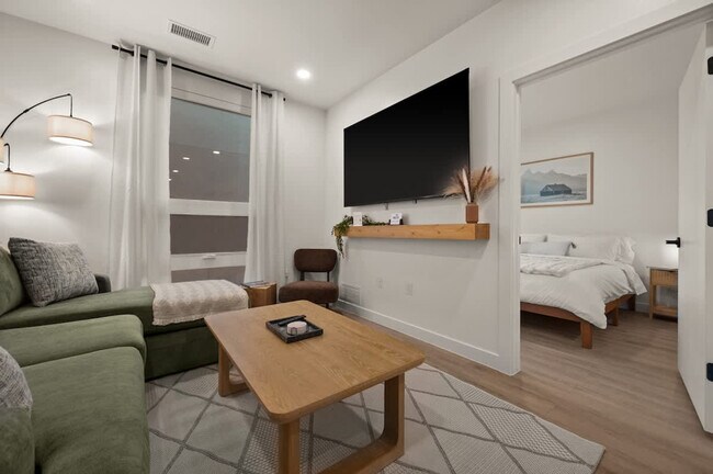 Building Photo - 646 S 400 W