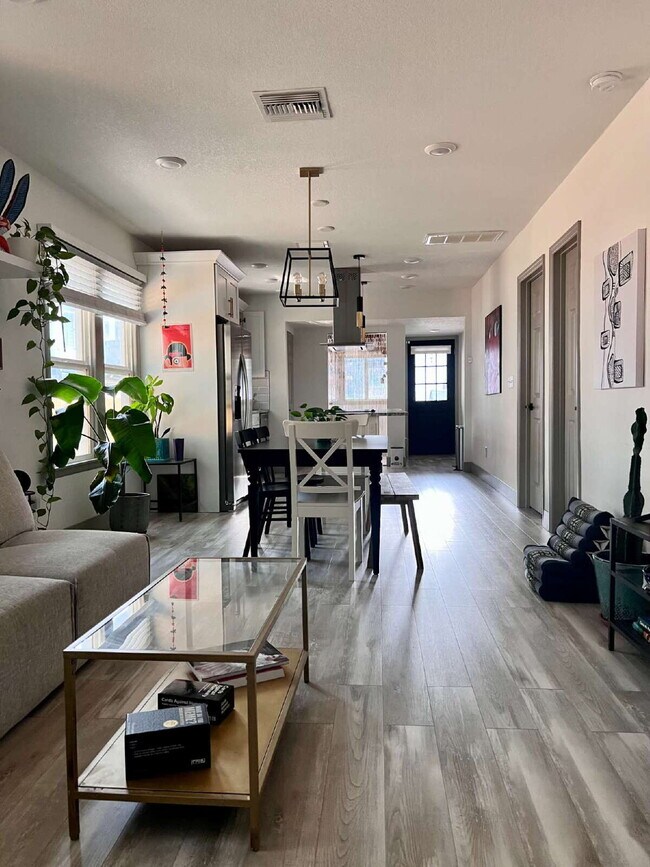 Foto del edificio - "Charming 2-Bed, 2-Bath Gem in the Heart of St. Petersburg – 1100 Sq. Ft. of Comfort!"