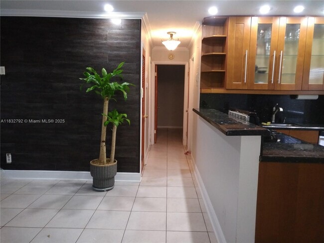 Building Photo - 3856 S Circle Dr