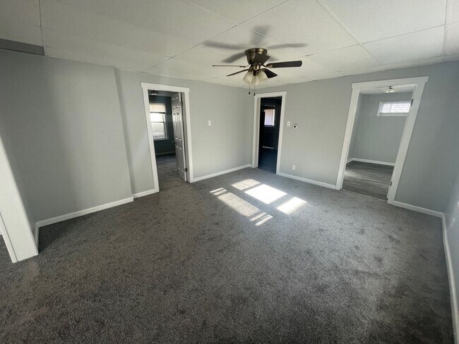 Foto del edificio - Updated 2 Bedroom House W/ Fenced Yard and...