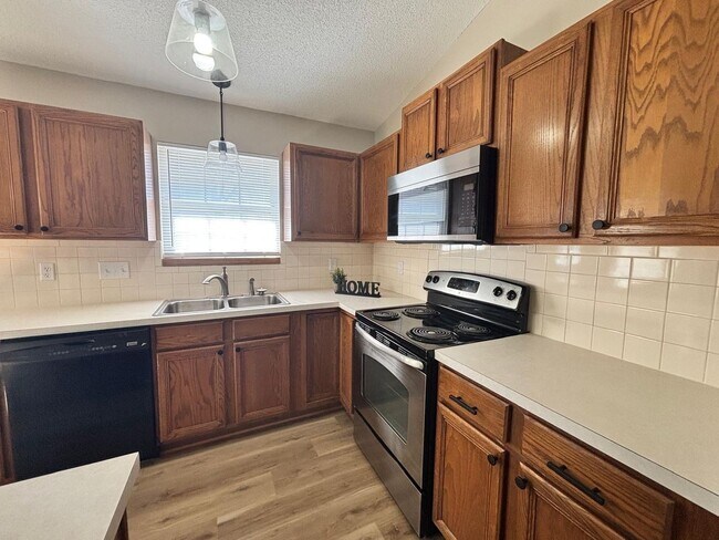 Foto del edificio - Renovated 3 Bedroom 2 Bath home with Finished Basement! Available for Rent or Rent to Own!