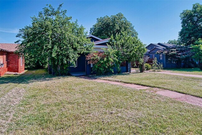 Foto del edificio - 1810 Sandefer St