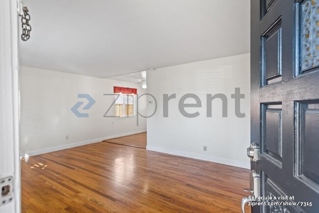 Building Photo - 3534 E Hills Dr