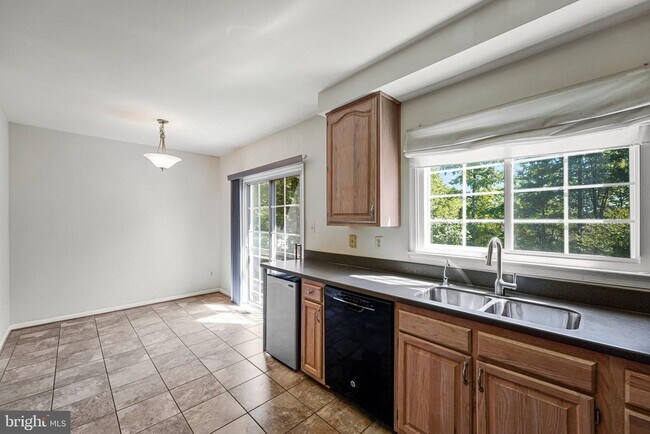 Foto del edificio - 7059 Kings Manor Dr