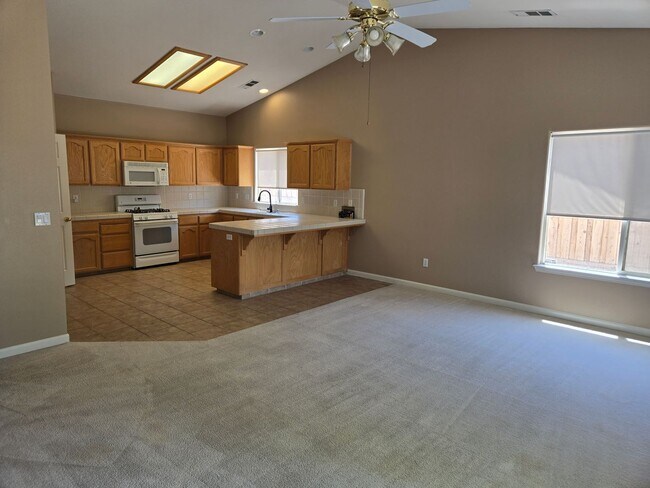 Foto del edificio - 561 Bluejay Ave