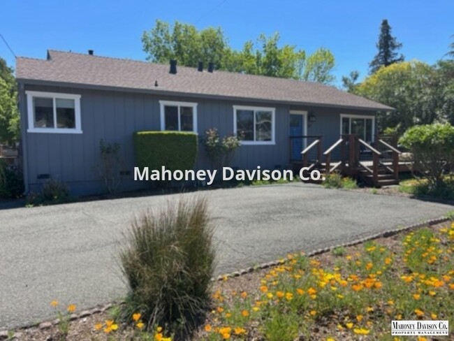 Building Photo - 3 bdrm/2 bath, fully refurbished, 1600 sf,...