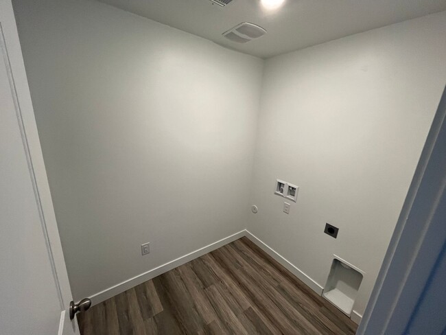 Foto del edificio - Beautiful Four Bed Townhome!!