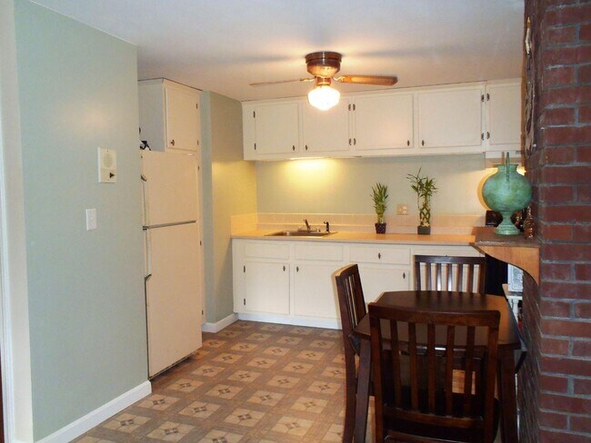 Building Photo - 17 Sinai Cir