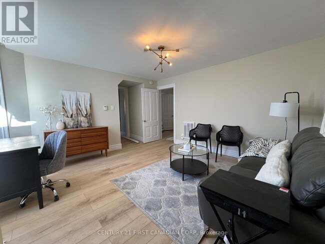 Building Photo - 740 Lorne Ave