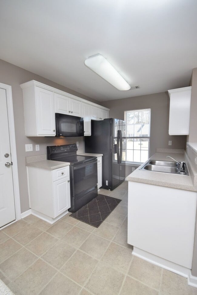 Building Photo - *AVAILABLE NOW* End Unit Town-home with Su...