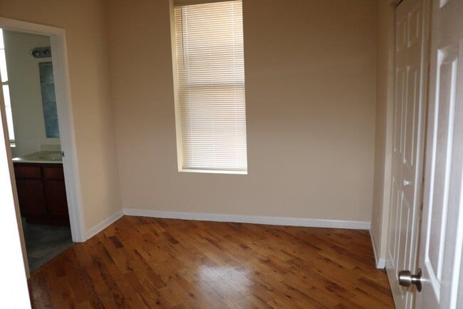 Building Photo - 2300 S Ridgeway Ave