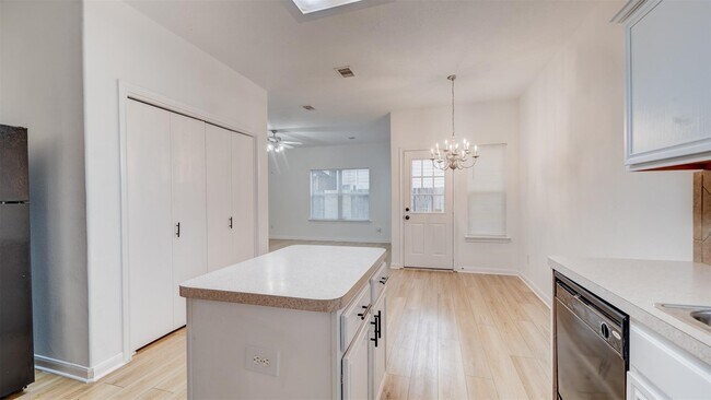 Foto del edificio - 827 Forest Ivy Ln