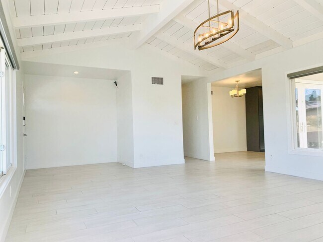 Building Photo - Welcome to this Bay Park Beauty! Updated 3...