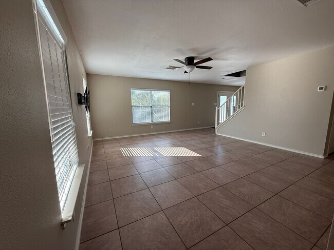 Building Photo - Spacious 3 bedroom, 2.5 bath, Thousand Oak...