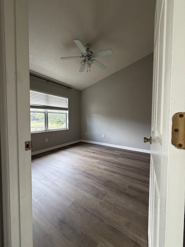 Building Photo - 3 Bed 2 Bath Home!