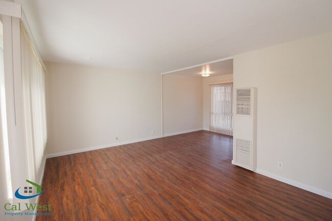 Building Photo - $2,995-Spacious 2 Bedroom 1 Bath home with...
