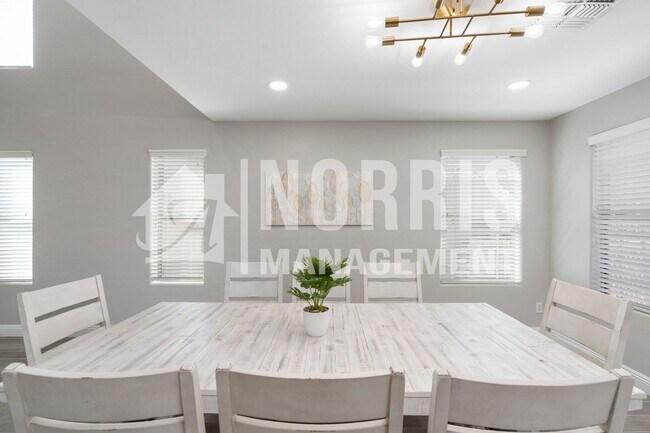 Foto del edificio - Beautiful Large Furnished Home w/A Pool