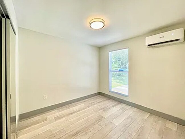 Building Photo - 7533, 7535 NW 2 Ct