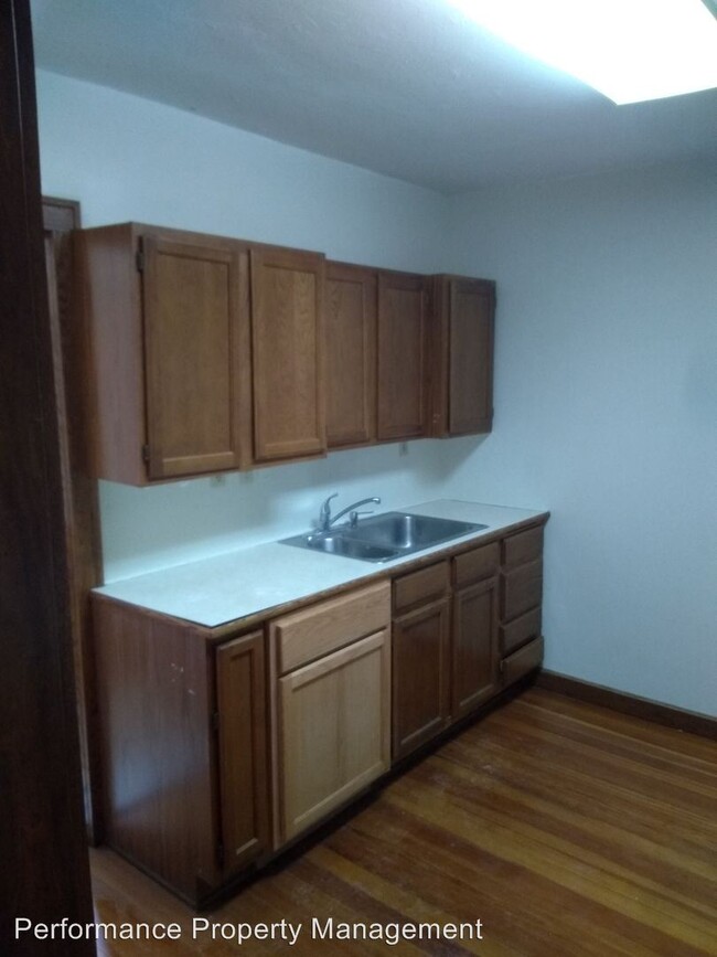 Building Photo - 327 S 11th St