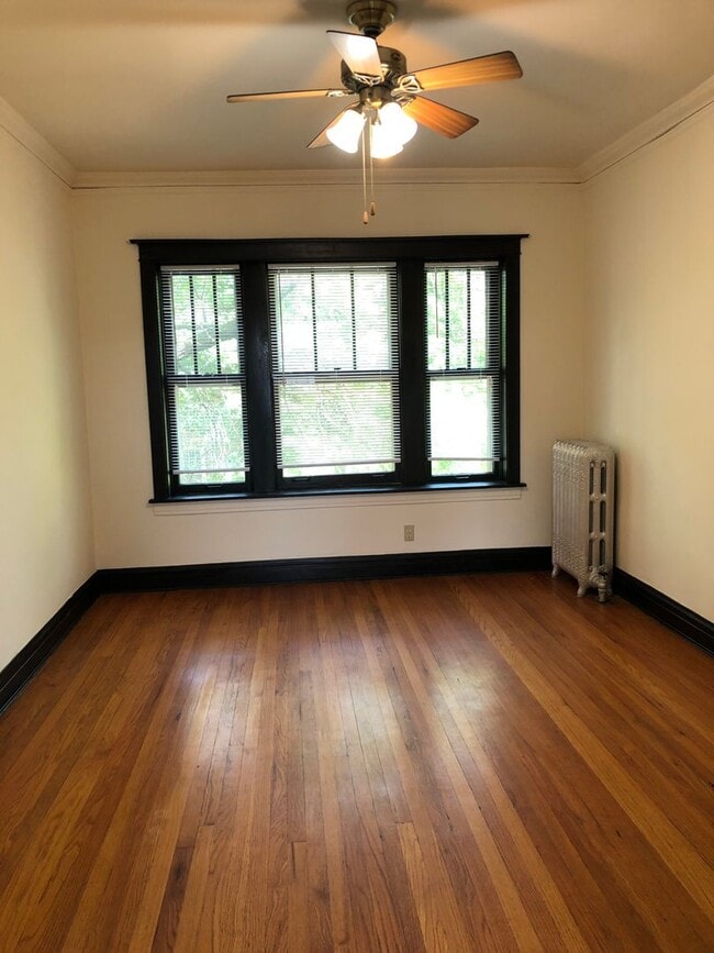 Building Photo - Fantastic Roscoe Village One Bedroom