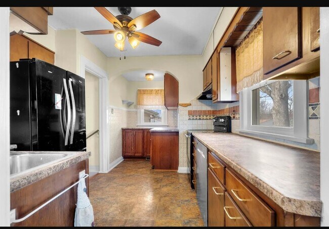 Building Photo - 2 Bedroom 1 Bathroom House