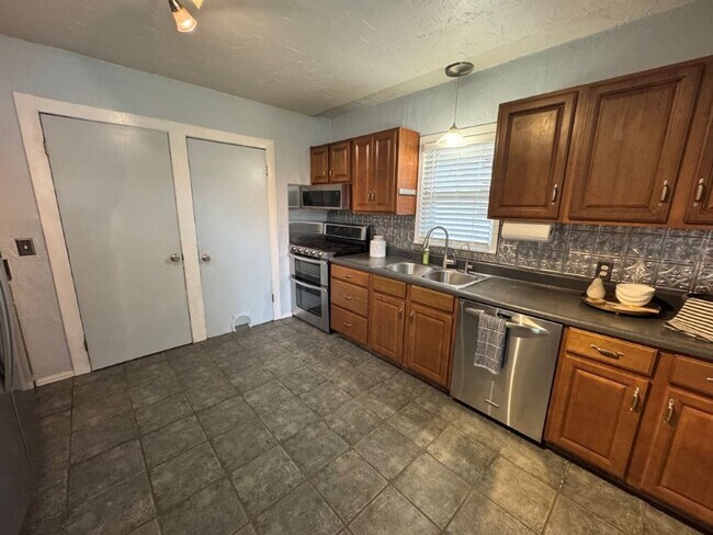 Foto del edificio - Cutest 3 bed with historic charm, so close...