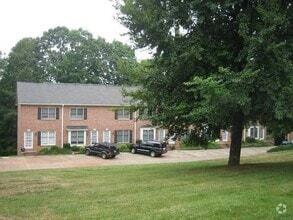 Building Photo - 1419 King Charles Dr