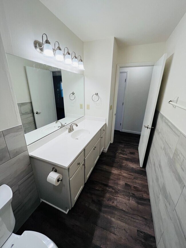 Building Photo - Beautifully remodeled 3 bedroom, 2 bath duplex in Royal Oaks Neighborhood