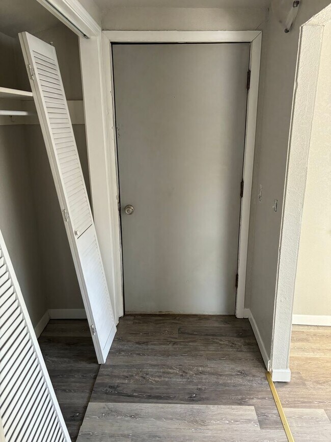 Building Photo - 1 Bedroom House!