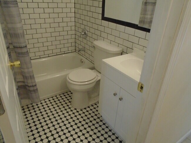 Full Bathroom - 3325 Royal Domain Dr