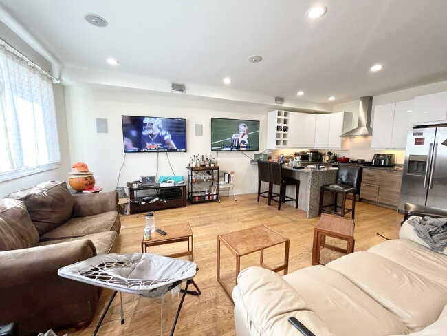 Building Photo - 283 Dorchester St