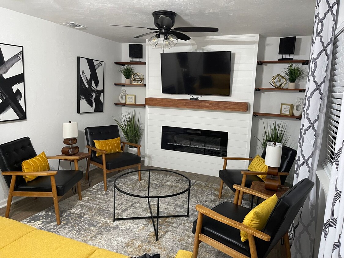 Primary Photo - Remodeled modern 2/1 w/ Fireplace