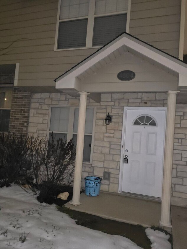 Foto principal - Updated 4 bed 2 bath Town House