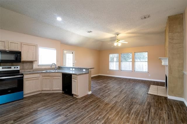 Building Photo - 3904 Columbus Dr