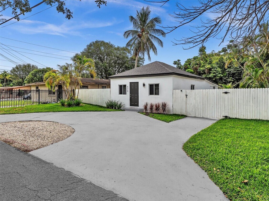 Foto principal - 470 NE 165th St