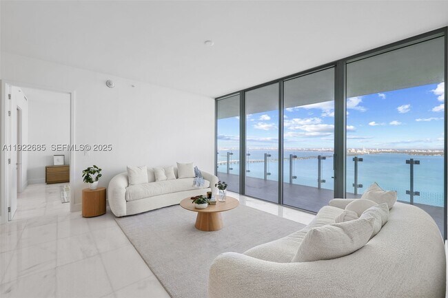 Foto del edificio - 700 NE 26th St