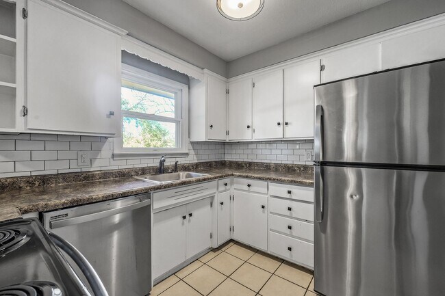 Building Photo - Gorgeous Shoreview House 3BR/1 Bath  Available Early May!