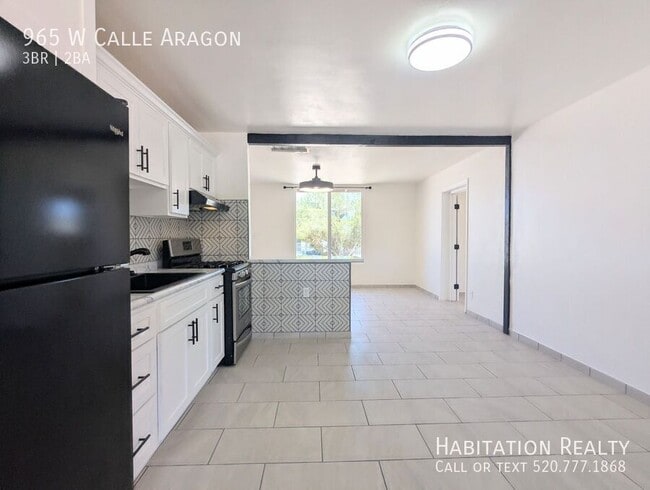 Building Photo - 965 W Calle Aragon