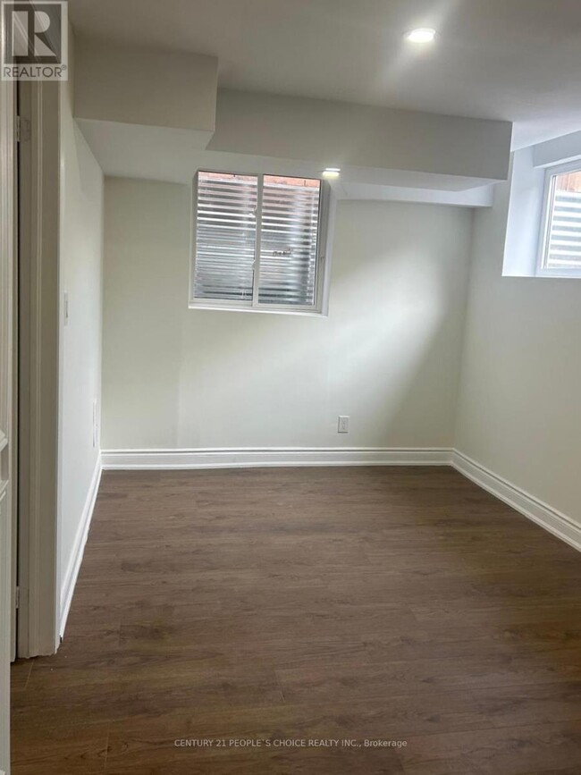 Building Photo - 569 Willmott Crescent