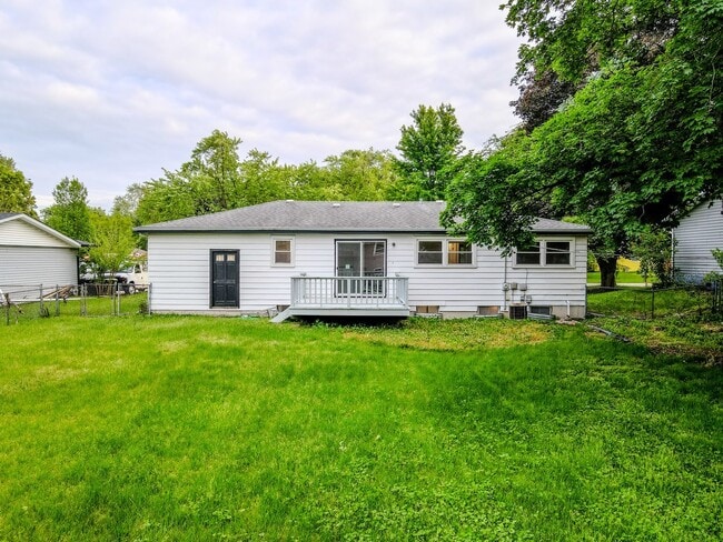 Building Photo - 30W162 Claymore Ln