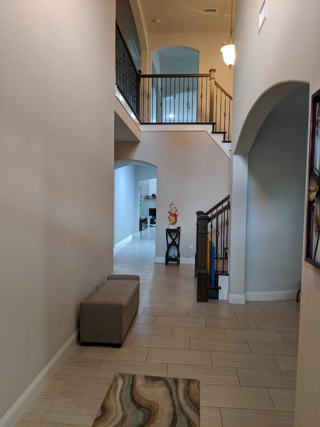 Foyer - 604 Winehart St
