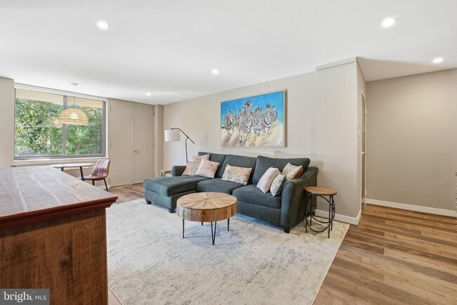 Foto del edificio - 4390 Lorcom Ln