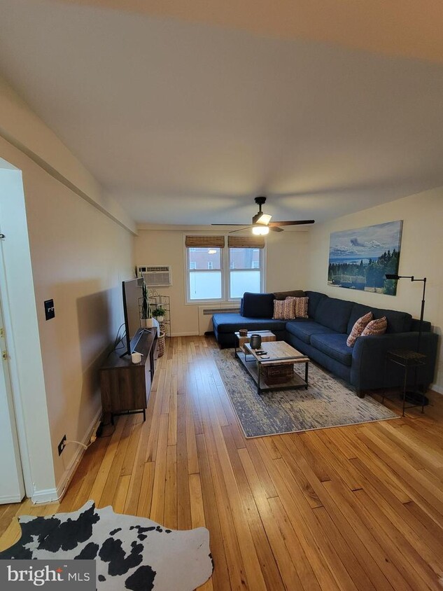 Primary Photo - 102 N George Mason Dr
