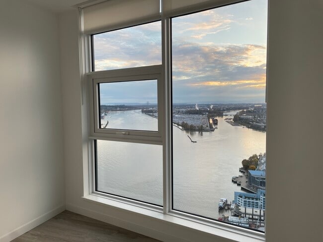 Building Photo - 680 Quayside Dr