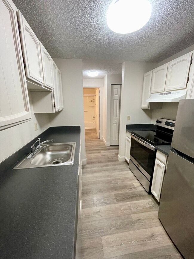 Foto del edificio - Nicely Renovated 2 Bedroom, 1 Bath Duplex ...