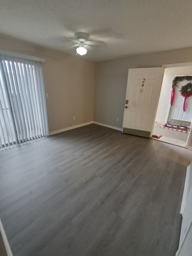 Building Photo - The Oaks