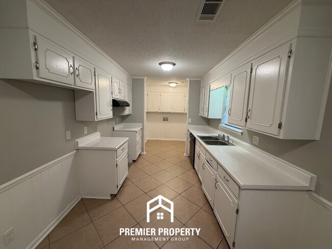 Foto del edificio - Charming 3BR/2BA Northport Home with Hardwood Floors & Brick Fireplace!
